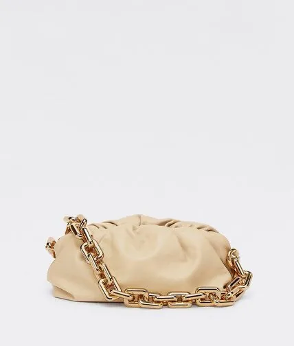 2020 new products will continue to upgrade the cloud bag to the вoттega veneтa chain cloud bag. It is still developed with imported original leather as standard. This hardware chain needs to be light on the upper body and can only be made of all-steel material. It is made of hollowed metal. You don’t have to worry about its weight. 👍 Major celebrity fashion bloggers have used it to attend fashion shows. Who can resist the charm of this big gold chain [smile] Style number: 6708# Size: 30*16*12 (oatmeal color)